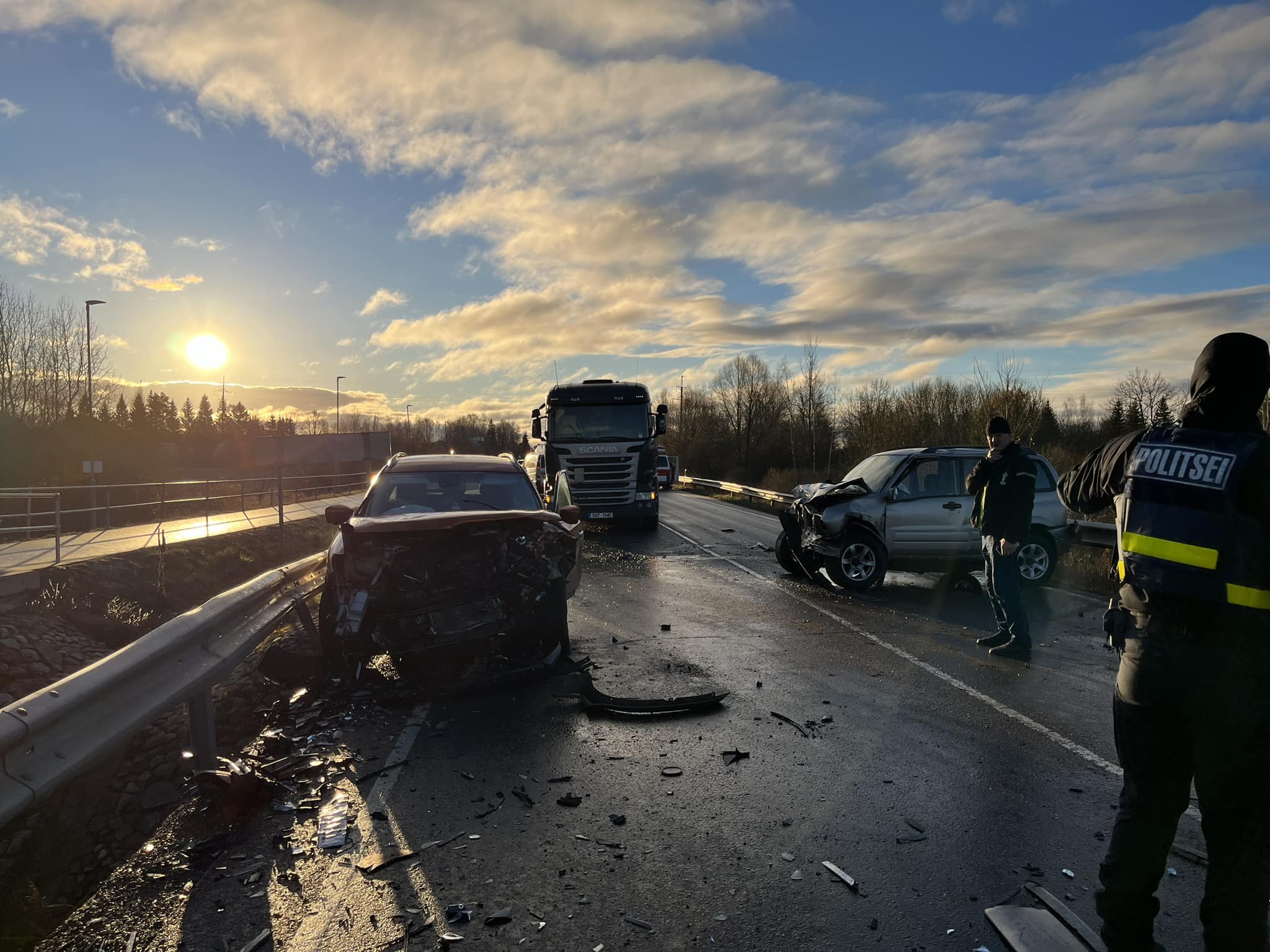 Raskes liiklusõnnetuses põrkasid kokku kaks autot